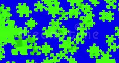 许多彩色彩色钥匙绿色屏幕的拼图碎片落在彩色钥匙蓝色屏幕背景上，抽象的运动